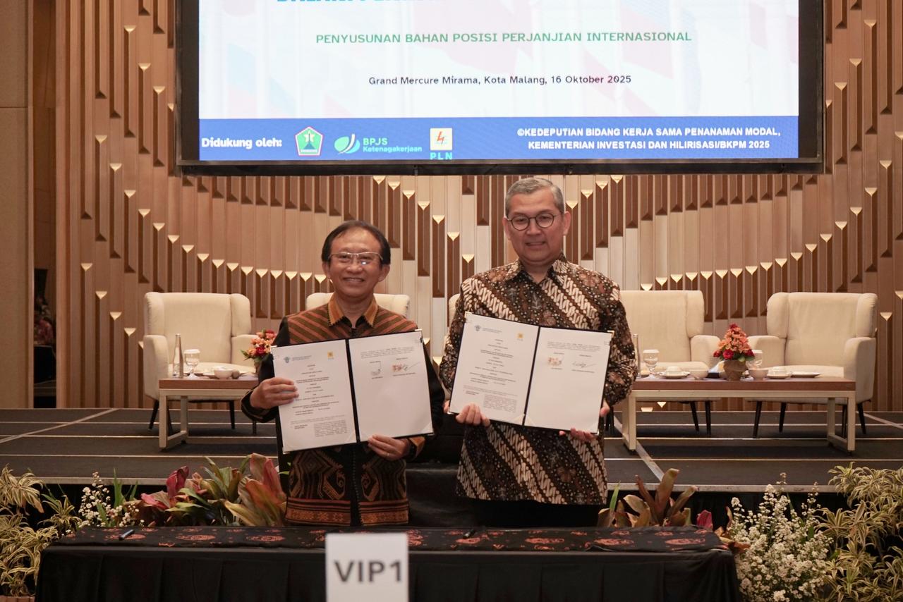 Penandatanganan Adendum PKS oleh Deputi Bidang Kerja Sama Penanaman Modal Kementerian Investasi dan BKPM, Tirta Nugraha Mursitama (kanan) dan Direktur Retail dan Niaga PLN, Adi Priyanto (kiri) di Malang, Jawa Timur, Kamis (16/10/2025). Foto/Humas PLN