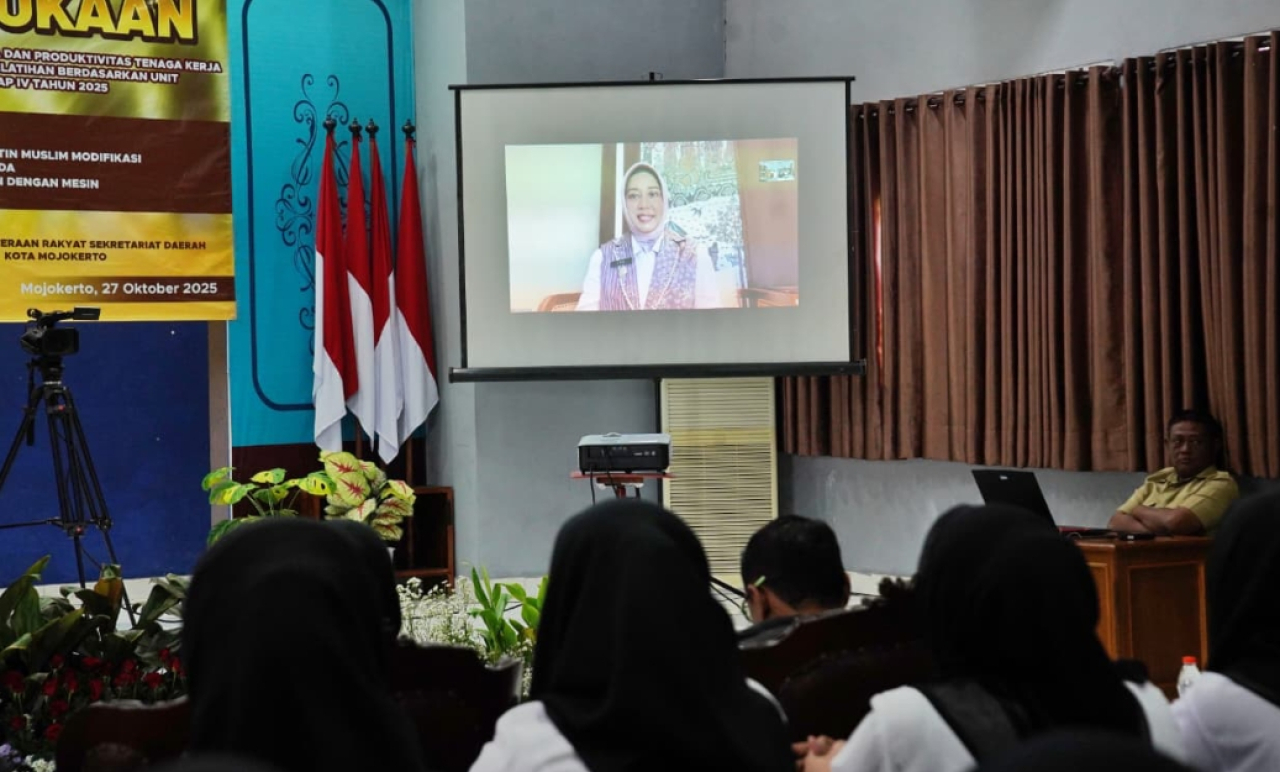 Wali Kota Mojokerto Ika Puspitasari membuka kegiatan Pendidikan dan Pelatihan Keterampilan Bagi Pencari Kerja Berdasarkan Klaster Kompetensi Melalui DBHCHT