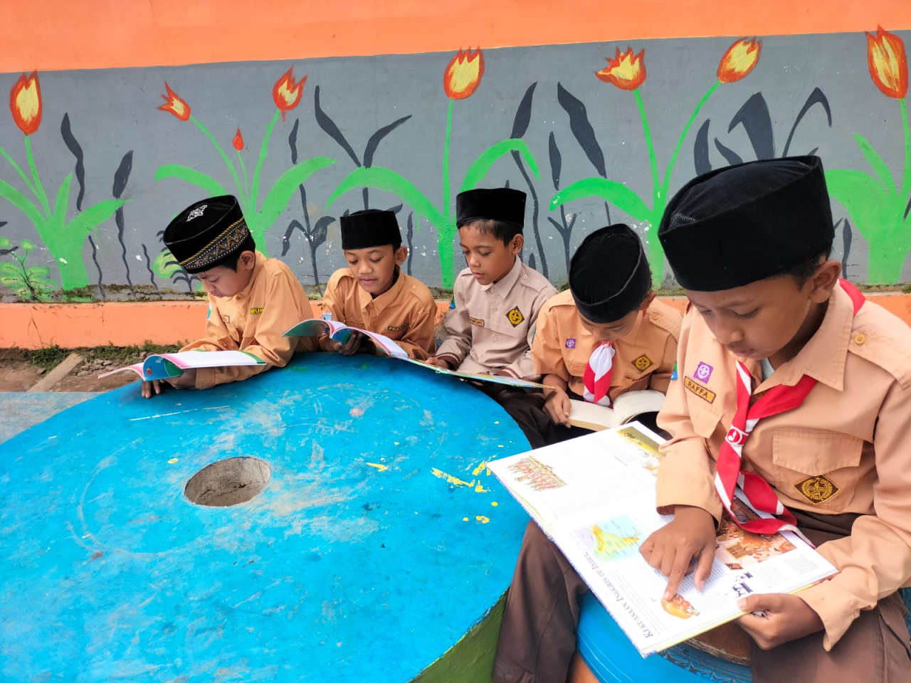 Negeri Kare 01, Kecamatan Kare, Kabupaten Madiun, menjadikan perpustakaan sekolah sebagai pusat penguatan literasi.