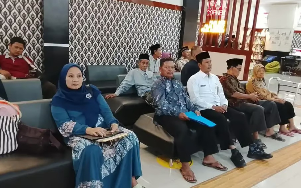 Sejumlah CJH saat mengurus paspor di kantor Imigrasi Non-TPI Kabupaten Ponorogo, Jawa Timur. SP/ PNG