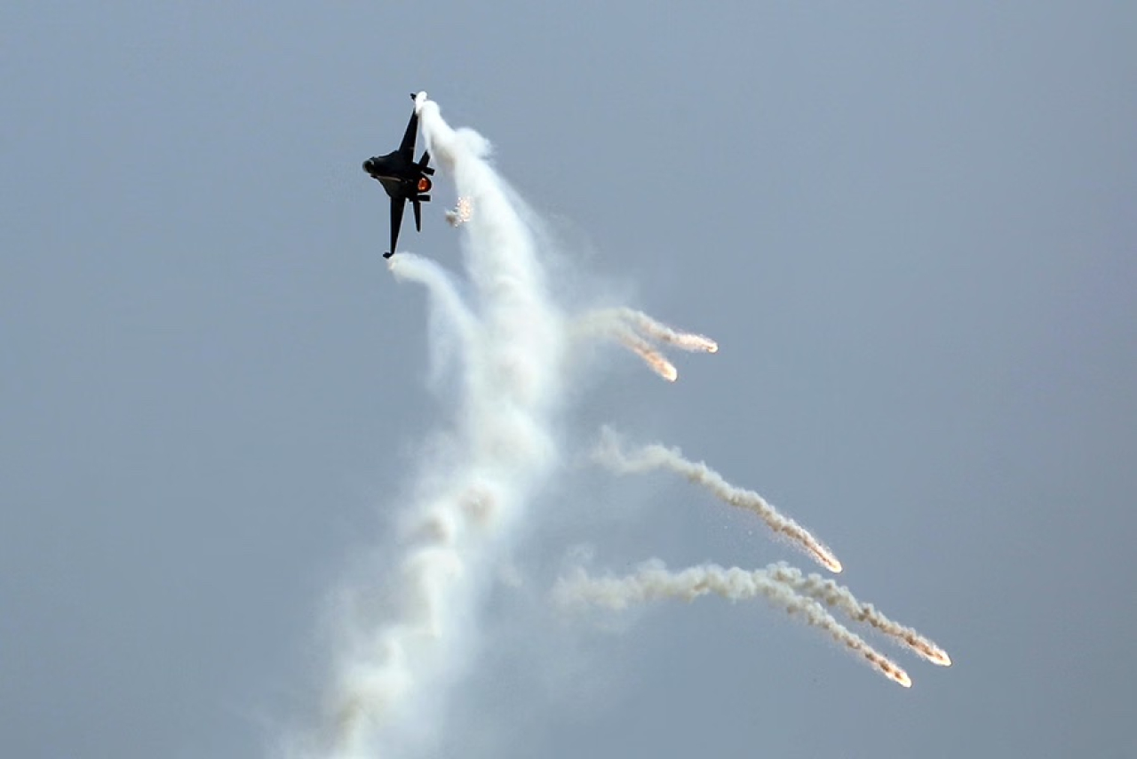 Pesawat tempur TNI AU bermanuver di langit atas Silang Monas saat unjuk kebolehan dalam HUT TNI ke 80 di Jakarta, Minggu (5/10/2025). 