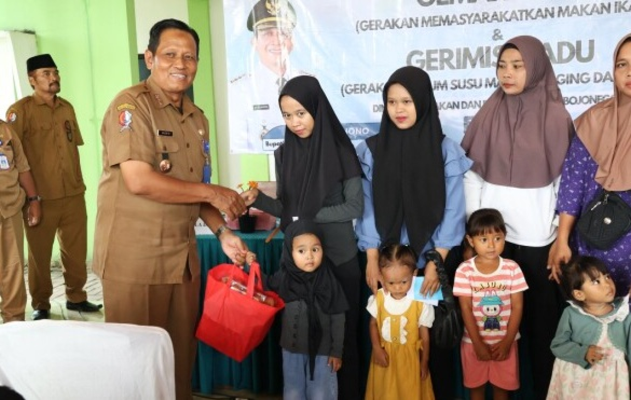 Camat Trucuk, Kabupaten Bojonegoro, Saad Mujadid memberikan bantuan dalam acara Gemarikan dan Gerimis Madu di Desa Padang. SP/ BJN