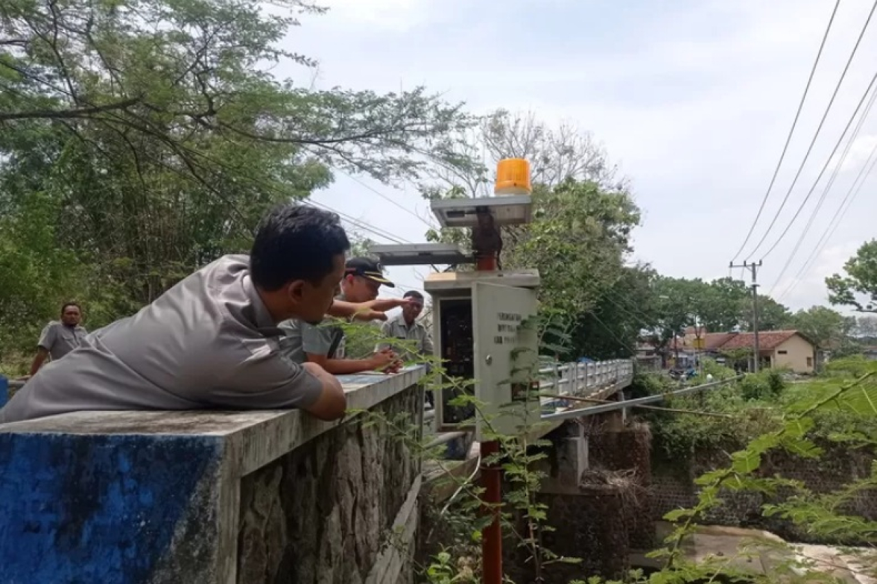 Petugas BPBD Kabupaten Ponorogo melakukan pengecekan salah satu EWS. SP/ PNG