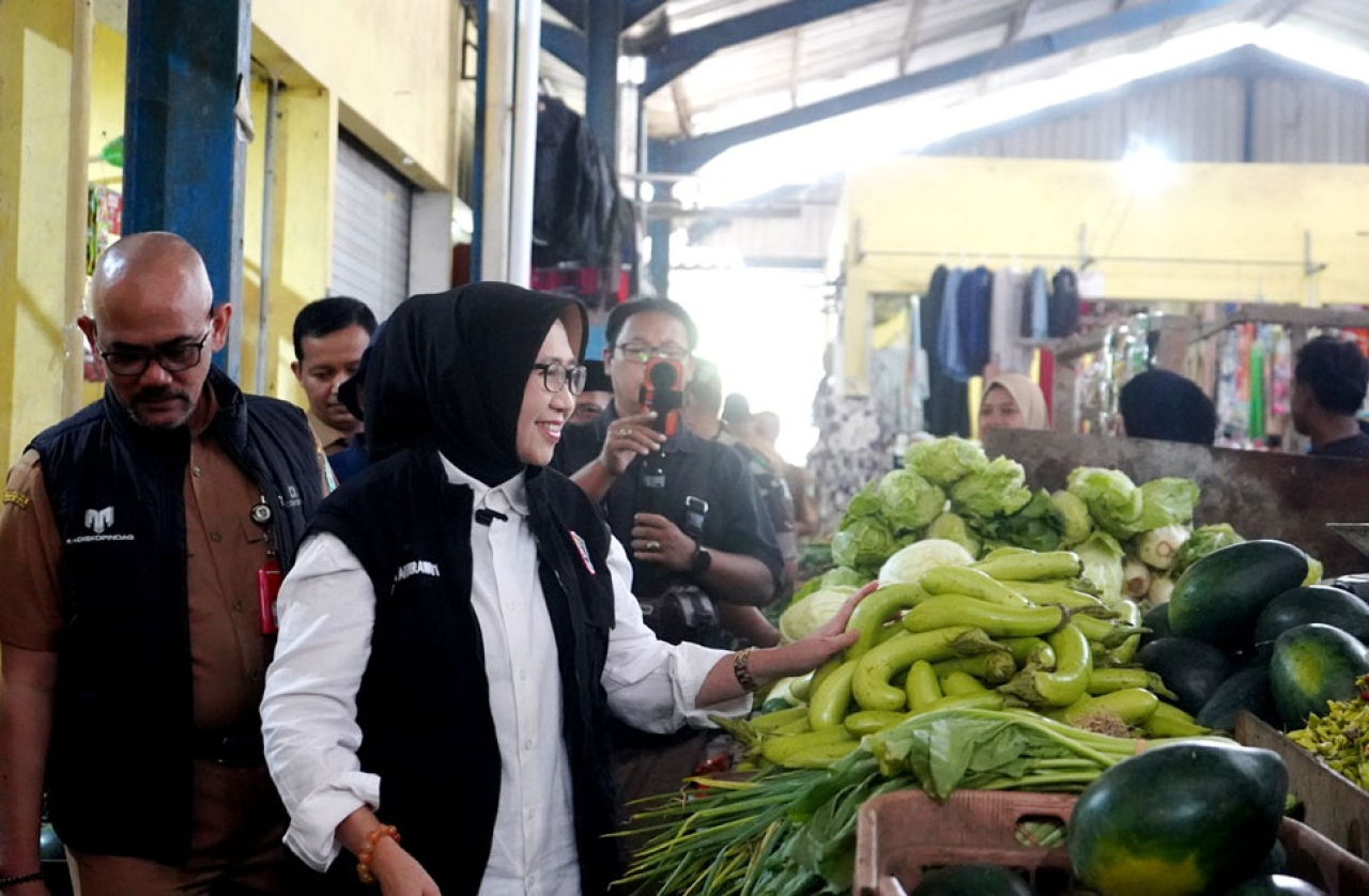 Bupati Lumajang, Indah Amperawati, meninjau langsung kondisi Pasar Pronojiwo yang mengalami kerusakan terdampak hujan deras sebelumnya. SP/ LMJ