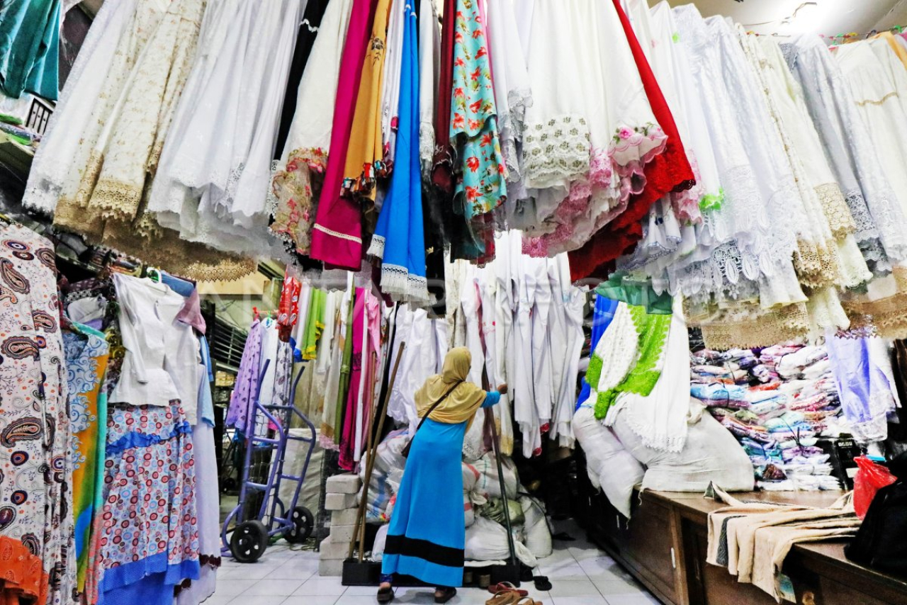 Pasar Bong Surabaya masih menjadi jujugan warga Surabaya untuk mencari busana muslim murah. Namun sayang, 99 persen busana muslim di Indonesia, justru dipasok dari China.