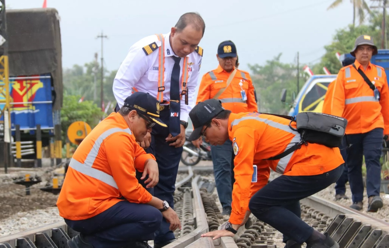 Petugas KAI Daop 7 Madiun melakukan penggantian bantalan kayu dengan bantalan sintetis pada Jembatan 311 KM 125+400 – 125+500 jalur hilir petak jalan antara Stasiun Bagor–Saradan. SP/ MDN