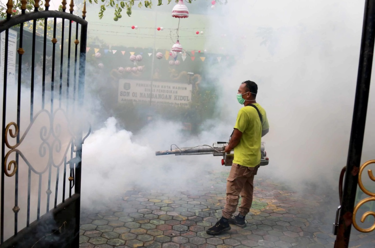 Petugas Dinkes Kota Madiun melakukan fogging atau pengasapan di lingkungan Kelurahan Nambangan Kidul, Kota Madiun, Jawa Timur. SP/ MDN