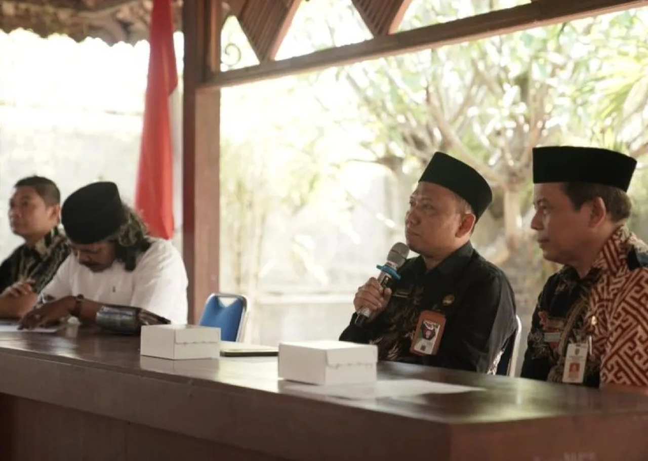 Kepala Dinas Pekerjaan Umum, Perumahan, dan Kawasan Permukiman (DPUPKP) Ponorogo, Jamus Kunto Purnomo memberikan arahan kepada puluhan pengasuh dan pimpinan pondok pesantren dalam kegiatan pendampingan teknis bangunan di Aula DPUPKP Ponorogo. SP/ PNG