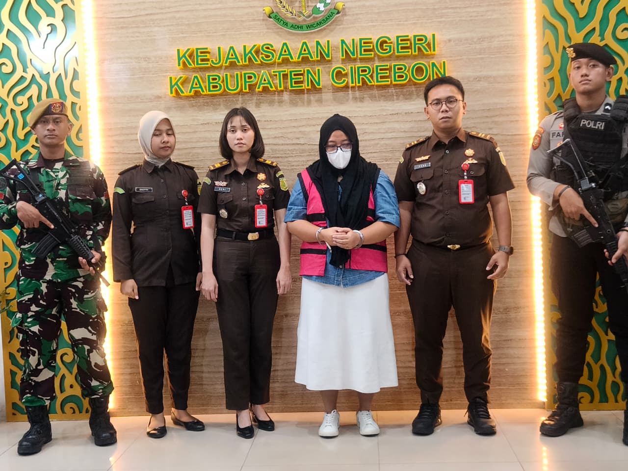 Morin Yulia, salah satu pegawai bank pemerintah kabupaten Cirebon, beserta suaminya, ditangkap oleh Kejaksaan Negeri Kabupaten Cirebon, karena diduga korupsi Rp 24 Miliar.