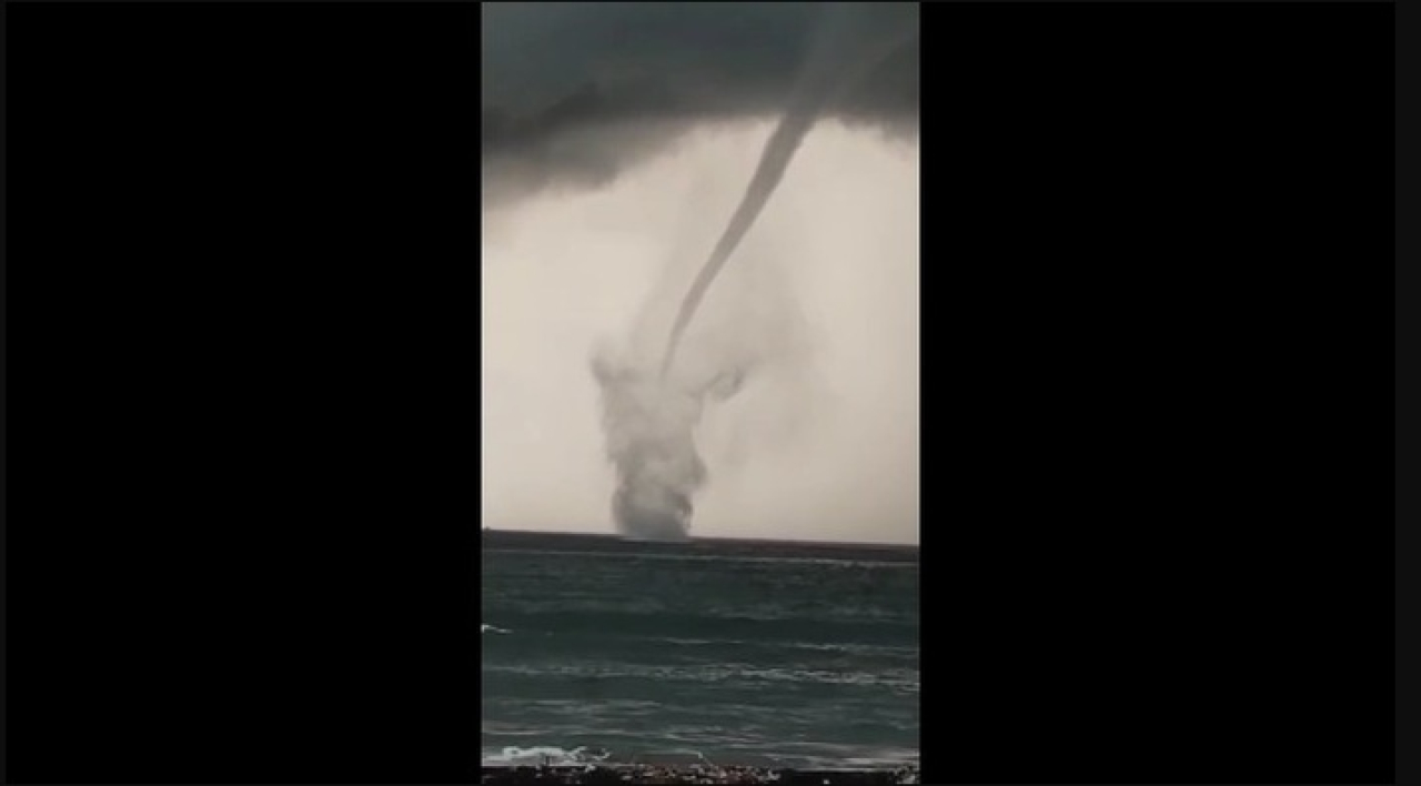 BPBD Himbau Warga Waspada Fenomena Waterspout di Pantai Wotgalih