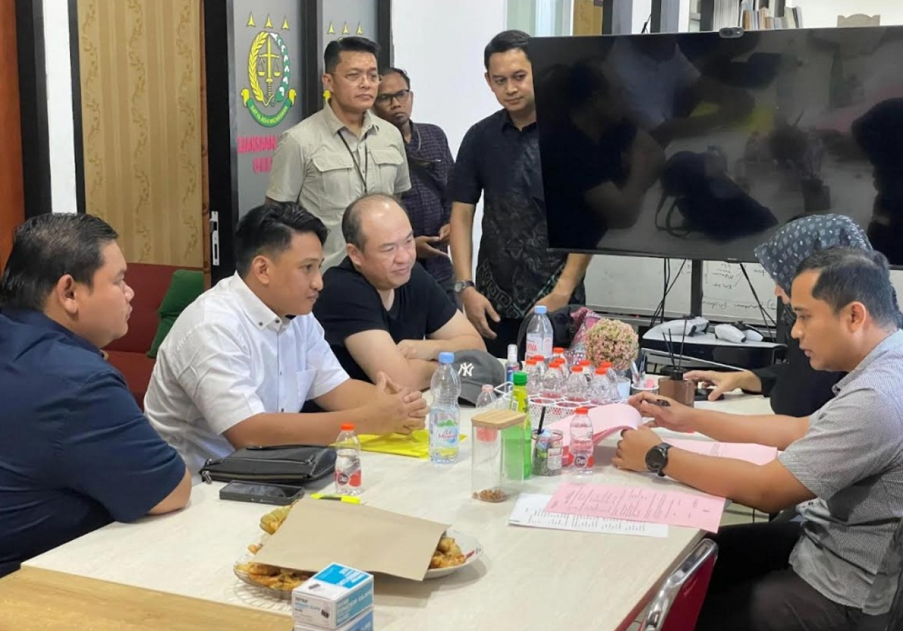 Tim Penyidik Pegawai Negeri Sipil (PPNS) yang dipimpin Paduanta Hutahayan menyerahkan tanggung jawab atas tersangka dan barang bukti (Penyerahan Tahap II) kepada Kejaksaan Negeri Gresik yang diterima Kasi Pidsus Alifin N. Wanda