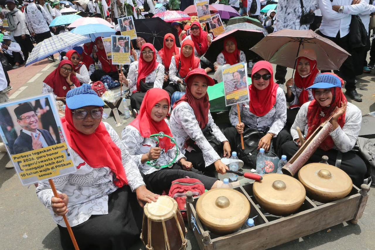 Sejumlah organisasi guru, termasuk perkumpulan Guru Madrasah menggelar demo di kawasan Monumen Nasional (Monas), Jakarta Pusat, Kamis (30/10/2025).