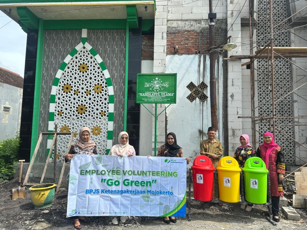 BPJS Ketenagakerjaan Mojokerto saat memberikan tempat sampah 3-in-1 atau 3 kompartemen umtuk dua masjid di Puri, Mojokerto.