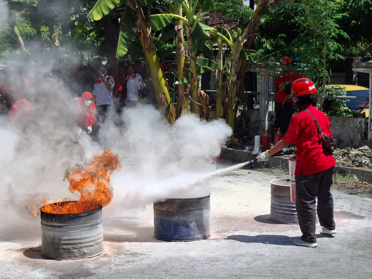 Salah satu kader DPC PDI Perjuangan Kota Surabaya melakukan latihan pemadamanan api.
