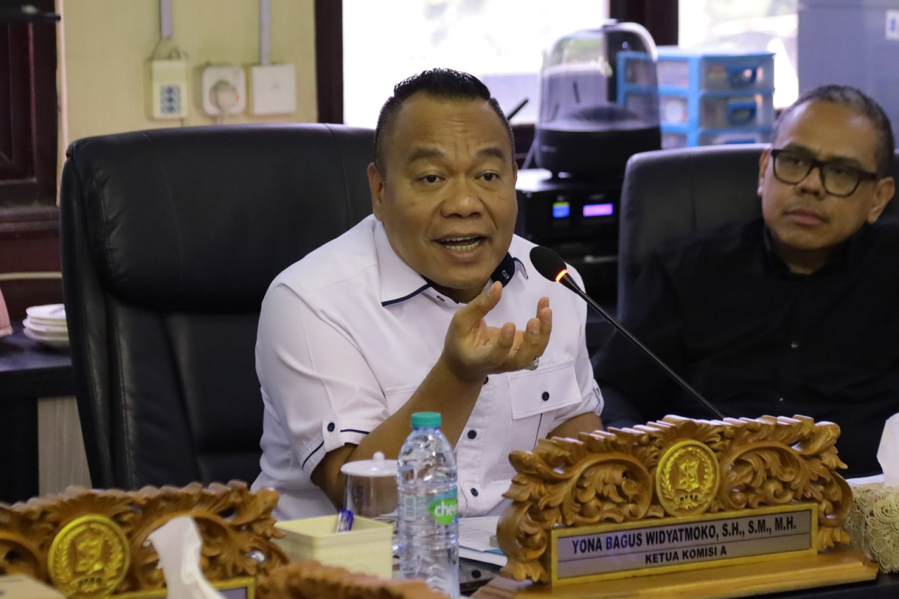 Ketua Komisi A DPRD Surabaya, Yona Bagus Widyatmoko rapat pembahasan Raperda APBD 2026 bersama Bagian Pemerintahan dan Kesejahteraan Rakyat (Bapemkesra) di ruang rapat Komisi A, Senin (20/10).
