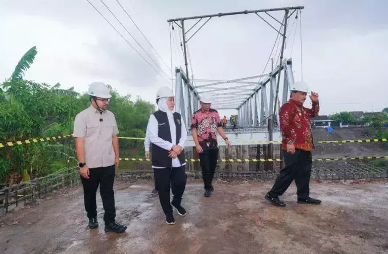 Gubernur Jawa Timur Khofifah saat meninjau pembangunan Jembatan Kutorejo Nganjuk, Jawa Timur. SP/ NGJ