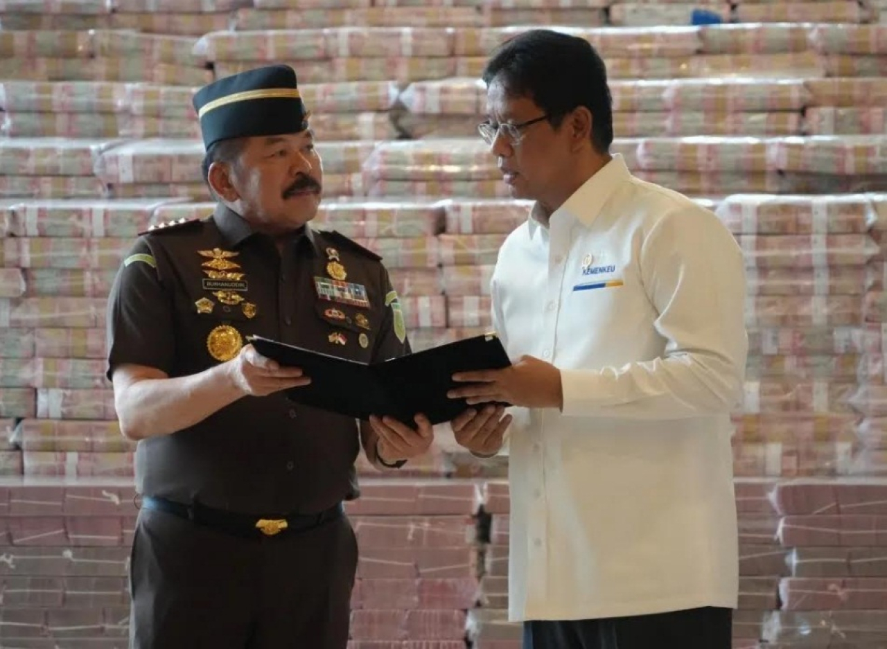 Jaksa Agung menekankan bahwa sikap penegakan hukum di lingkungan Kejaksaan yakni tajam ke atas, humanis ke bawah.