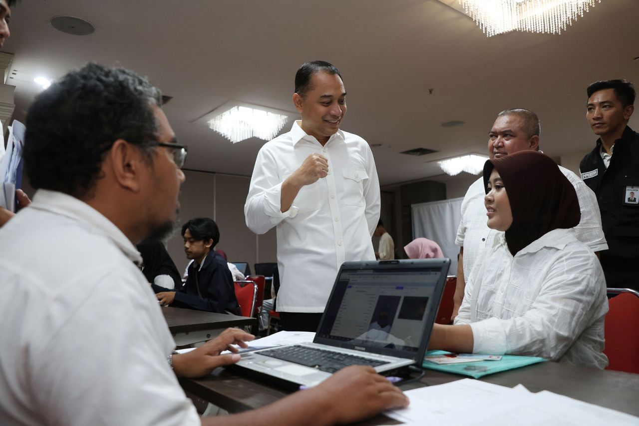 Wali Kota Surabaya Eri Cahyadi saat melihat pendaftaran Mahasiswa Program Beasiswa Pemuda Tangguh (Dok.Humas Pemkot Surabaya)