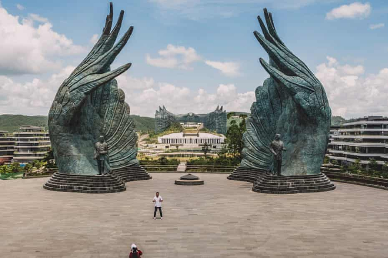 The Guardian, salah satu surat kabar dari Inggris yang berada dibawah kepemilikan Guardian Media Group, mengecap IKN terancam menjadi 'kota hantu’.