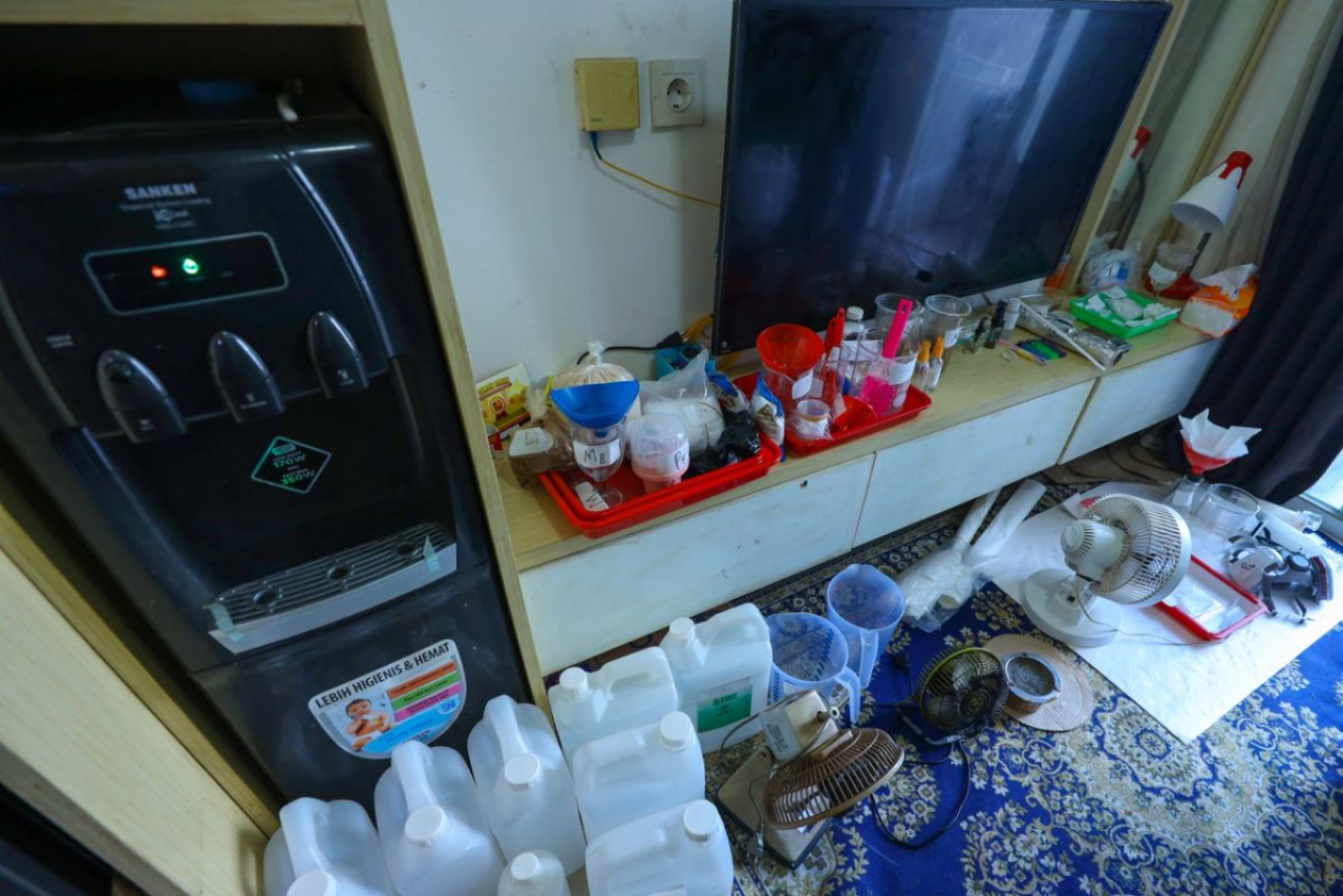 Lokasi Pabrik Sabu di apartemen kawasan Cisauk, Kabupaten Tangerang, saat digerebek oleh BNN RI, yang memproduksi Obat asma yang dijadikan menjadi sabu.