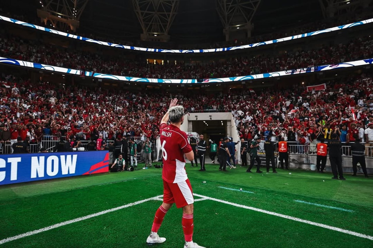 Pemain Timnas Indonesia menyapa suporter Timnas Indonesia yang hadir langsung di stadion King Abdullah Sports City, Jeddah, Arab Saudi.