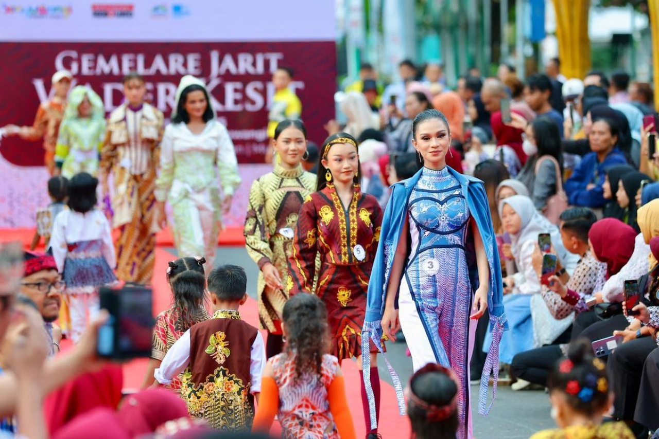Para model memperagakan busana batik bermotif ‘Wader Kesit’ dalam gelaran Fashion Lorong Bambu pada Banyuwangi Batik Festival (BBF) 2025 di Gesibu Blambangan, Banyuwangi, Jawa Timur. SP/ BYW