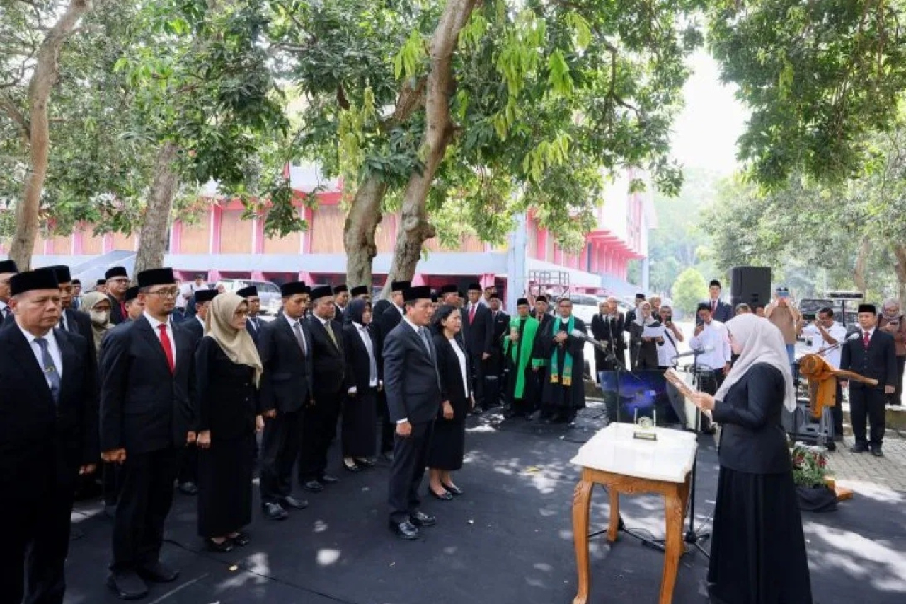 Bupati Banyuwangi Ipuk Fiestiandani melantik 34 pejabat pimpinan tinggi pratama, administrator dan pengawas di lingkungan Pemkab Banyuwangi, di GOR Tawangalun Banyuwangi. SP/ BYW
