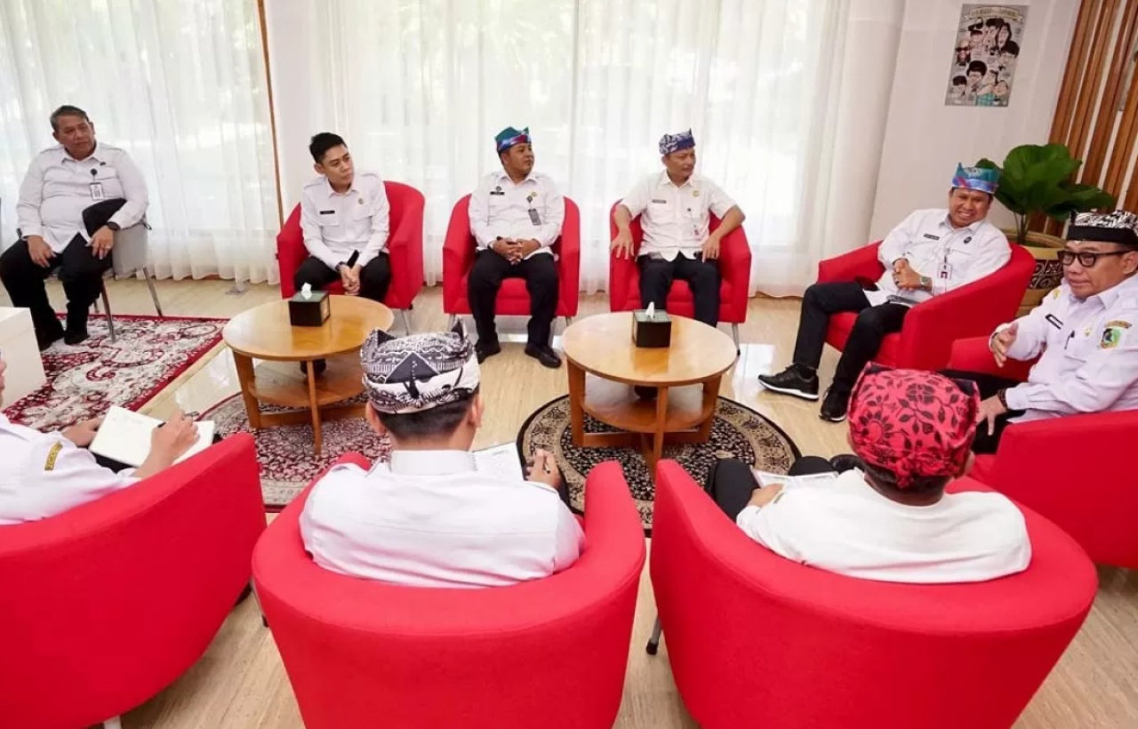 Wabup Banyuwangi Mujiono menerima kunjungan Deputi Koordinasi Bidang Keimigrasian dan Pemasyarakatan, Kementerian Koordinator Bidang Hukum, Hak Asasi Manusia, Imigrasi, dan Pemasyarakatan (Kemenko Kumham Imipas) I Nyoman Gede Surya Mataram. SP/ BYW