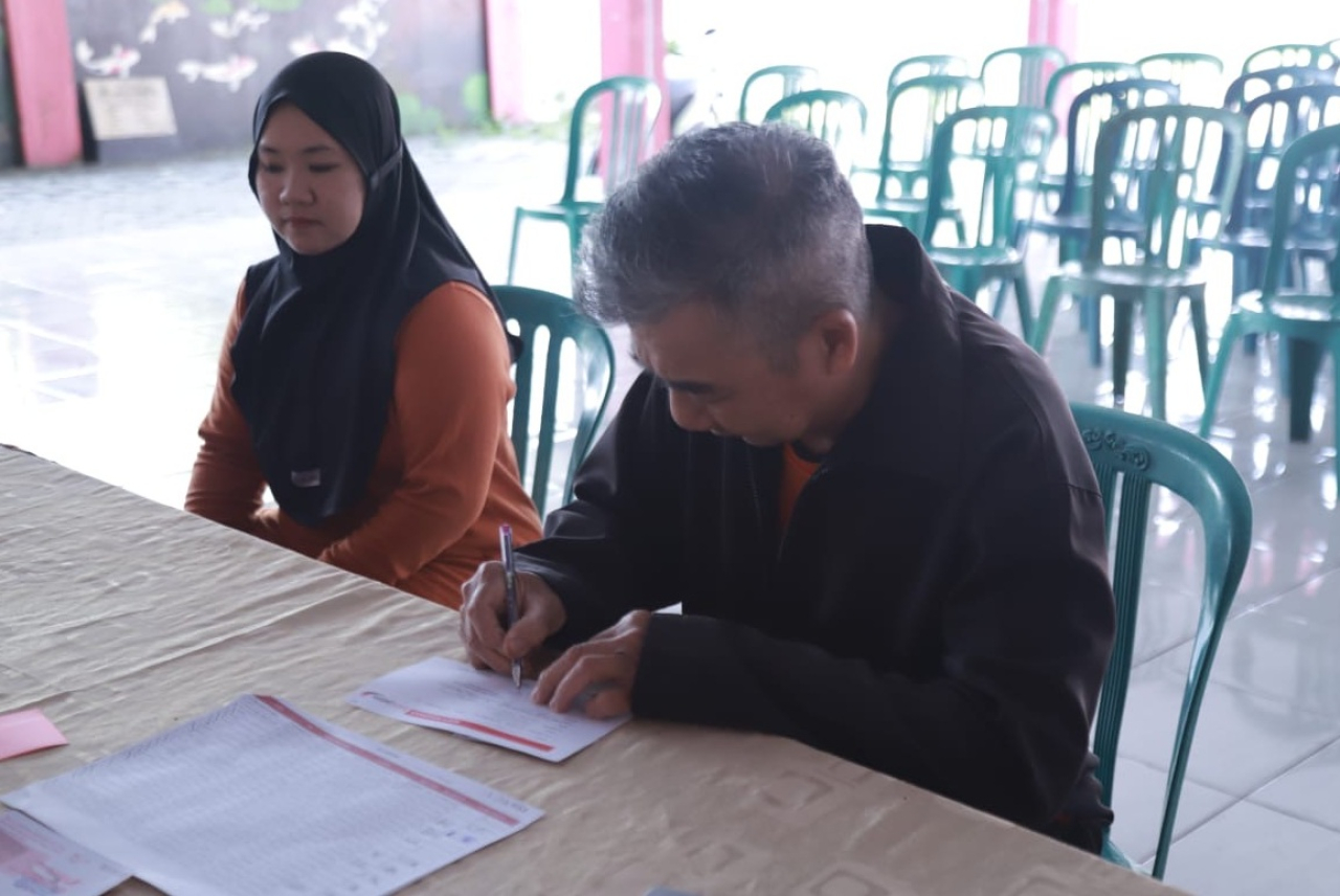 Penerima insentif guru keagamaan non-Muslim menandatangani berkas penerimaan bantuan di Kecamatan Sumberjambe, Jember, Jawa Timur. SP/ JBR