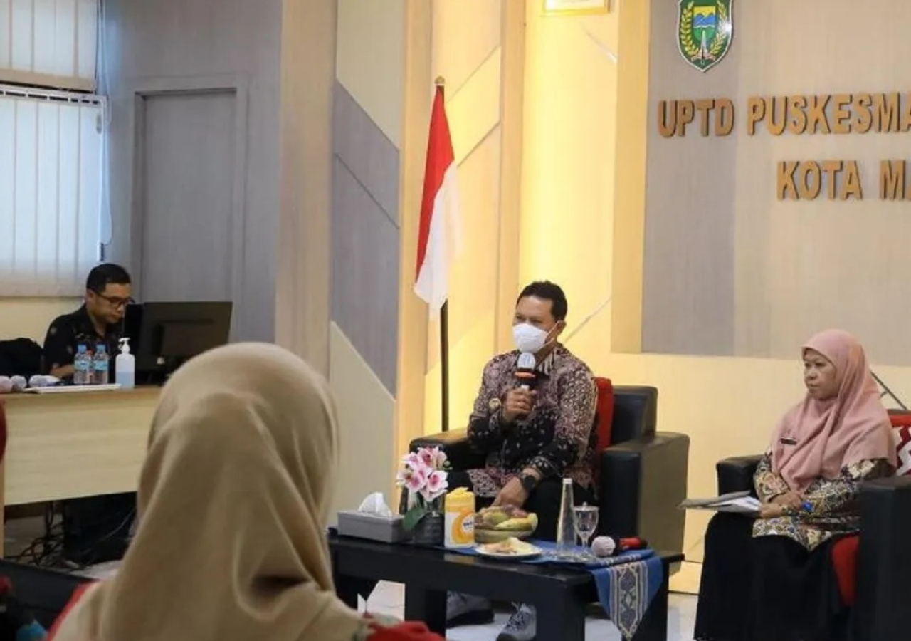 Wali Kota Madiun Maidi bersama peserta dalam kegiatan FGD Tekan Angka Kehamilan Remaja yang digelar Dinkes Kota Madiun di Puskesmas Demangan Madiun, Jawa Timur. SP/ MDN