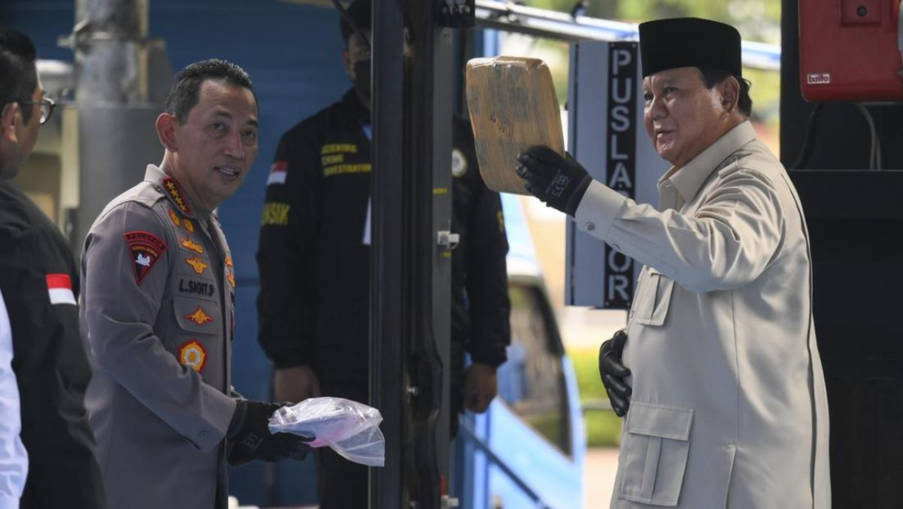 Presiden Prabowo Subianto memimpin pemusnahan barang bukti narkoba di Lapangan Bhayangkara, Mabes Polri, Jakarta Selatan, Rabu (29/10/2025). Prabowo berjanji akan hadir bila ada penangkapan Narkoba besar.