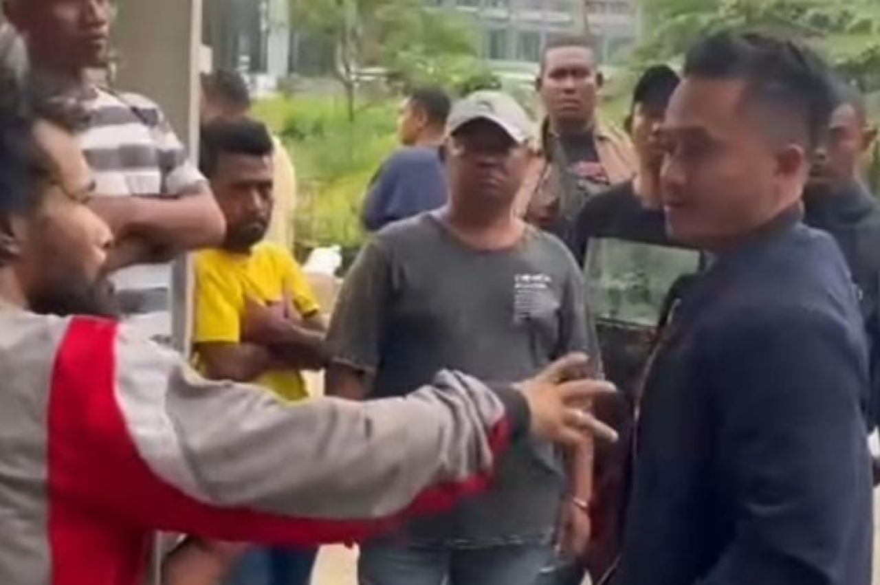Momen sebelum pengacara muda berinisial WA ditembak oleh seseorang di Tanah Abang. Sedangkan, tak lama, pelaku penembakan berhasil diamankan.