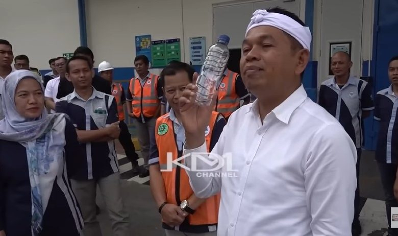 Gubernur Jawa Barat, saat sidak di salah satu pabrik air minum Aqua di daerah Subang, Jawa Barat.