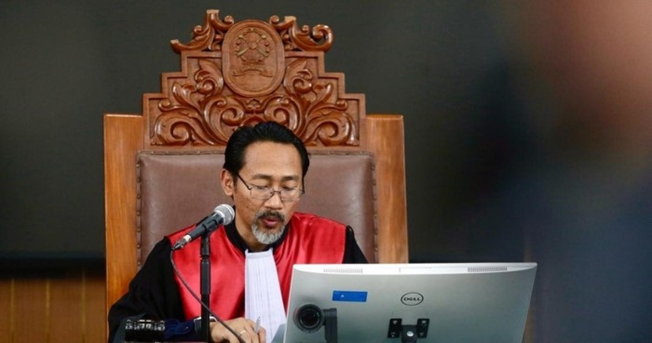 Hakim PN Jakarta Selatan menolak gugatan praperadilan Nadiem Makarim. Penetapan tersangka oleh Kejagung dinyatakan sah dan sesuai prosedur hukum yang berlaku. Istri Nadiem, Franka Franklin, yang hadir dalam sidang tersebut sedih dan kecewa akan putusan it