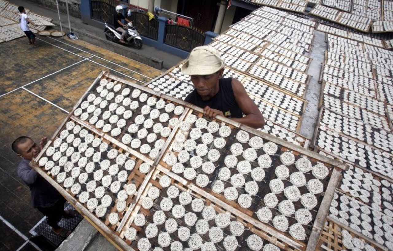 Ilustrasi. Berkah para produsen sedang menjemur kerupuk saat cuaca panas. SP/ TRG