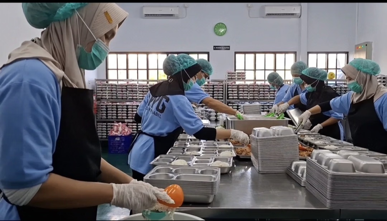 Program Makan Bergizi Gratis, yang dikelola oleh Badan Gizi Nasional, akan menggandeng Kementerian Kesehatan untuk menjadi pengawas dalam kesehatan agar tidak terulang kasus keracunan massal.