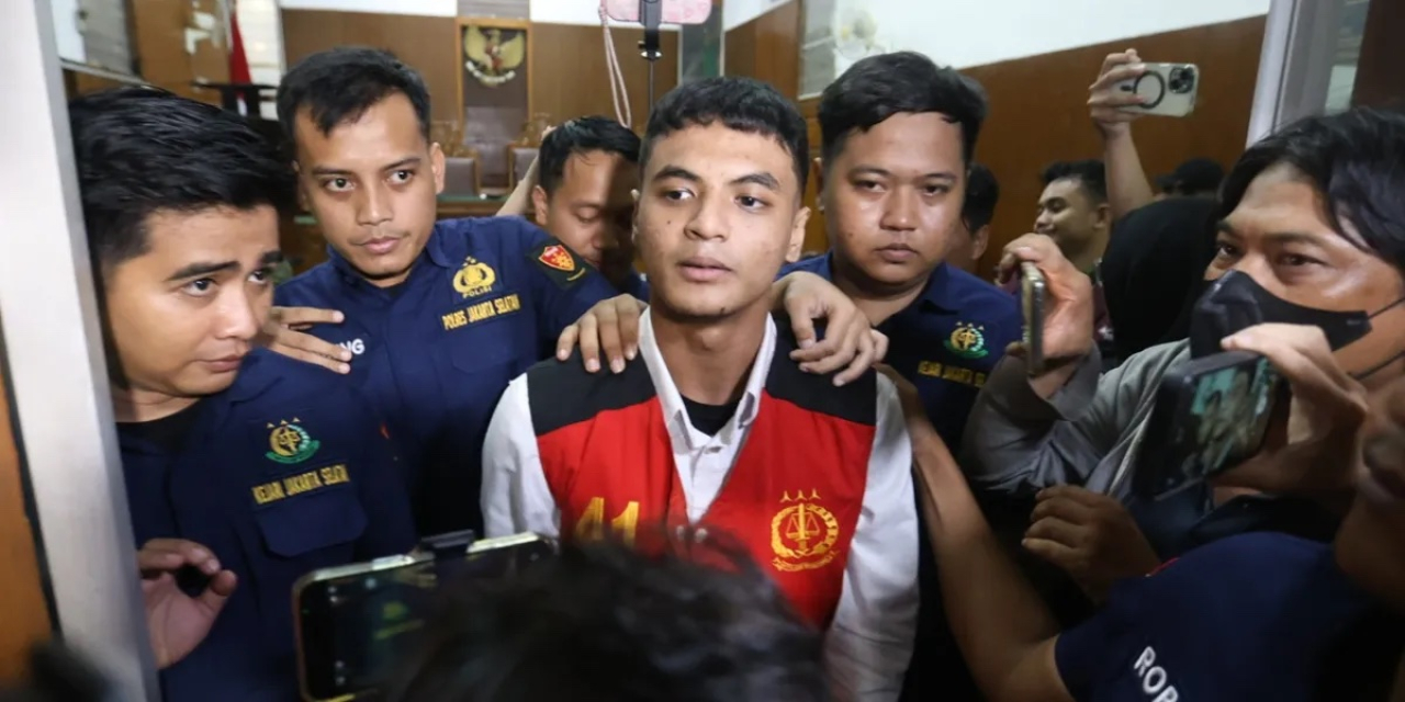 Ekspresi Vadel Badjideh, usai divonis 9 tahun penjara, karena dianggap melakukan persetubuhan dan tipu muslihat kepada Anak Nikita Mirzani.