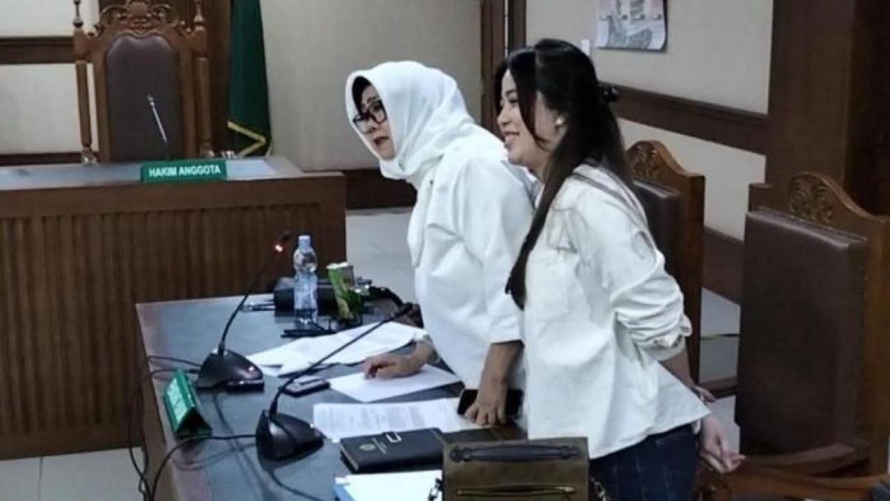 Sidang perdana Ammar Zoni terkait jaringan peredaran narkotika, dilakukan secara online alias daring, karena posisi Ammar Zoni dilakukan di Lapas Super Maximum Security Nusa Kambangan.