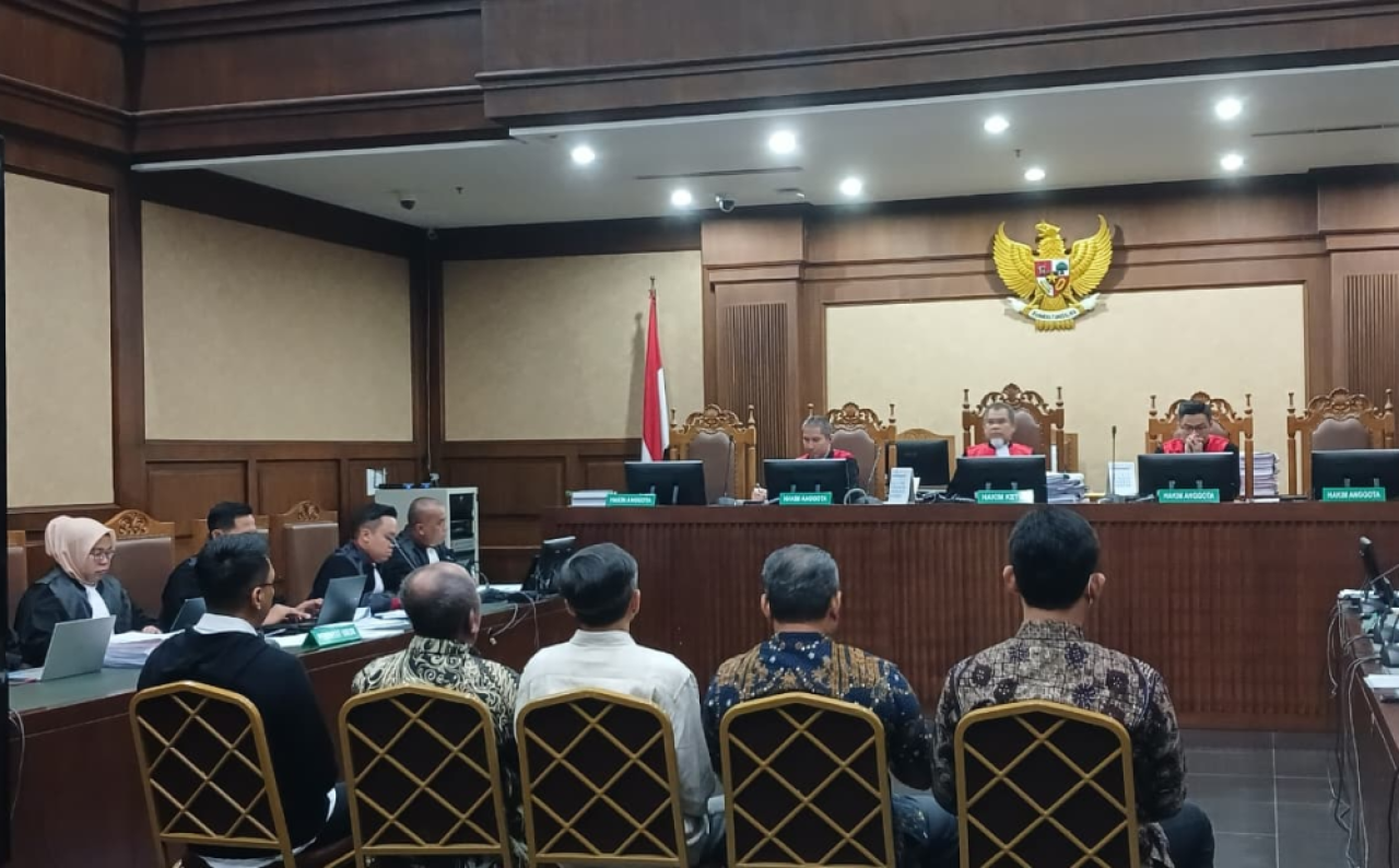 Majelis Hakim yang menyidangkan para hakim terdakwa dalam kasus suap vonis lepas perkara minyak goreng yang melilit hakim sebesar Rp 40 Miliar.