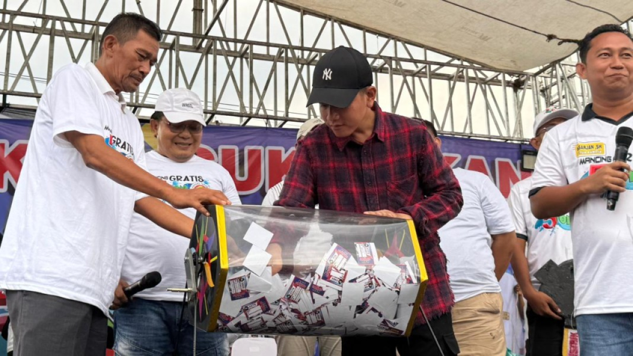 Wakil Presiden Gibran Rakambuming Raka, saat menghadiri acara Mancing Mania yang digelar di Tambun Utara, Bekasi, Minggu (26/10/2025). Mancing Mania ini dalam rangka peringatan Sumpah Pemuda ke-97.