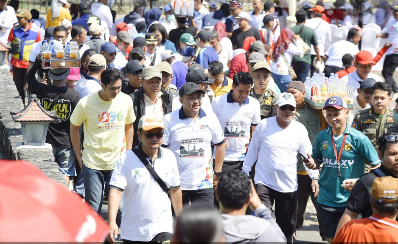 Bupati Mas Rusdi bersama warga Pasuruan saat menghadiri Gebyar Panutan Pajak Daerah tahun 2025, di Taman Candra Wilwatikta Pandaan.