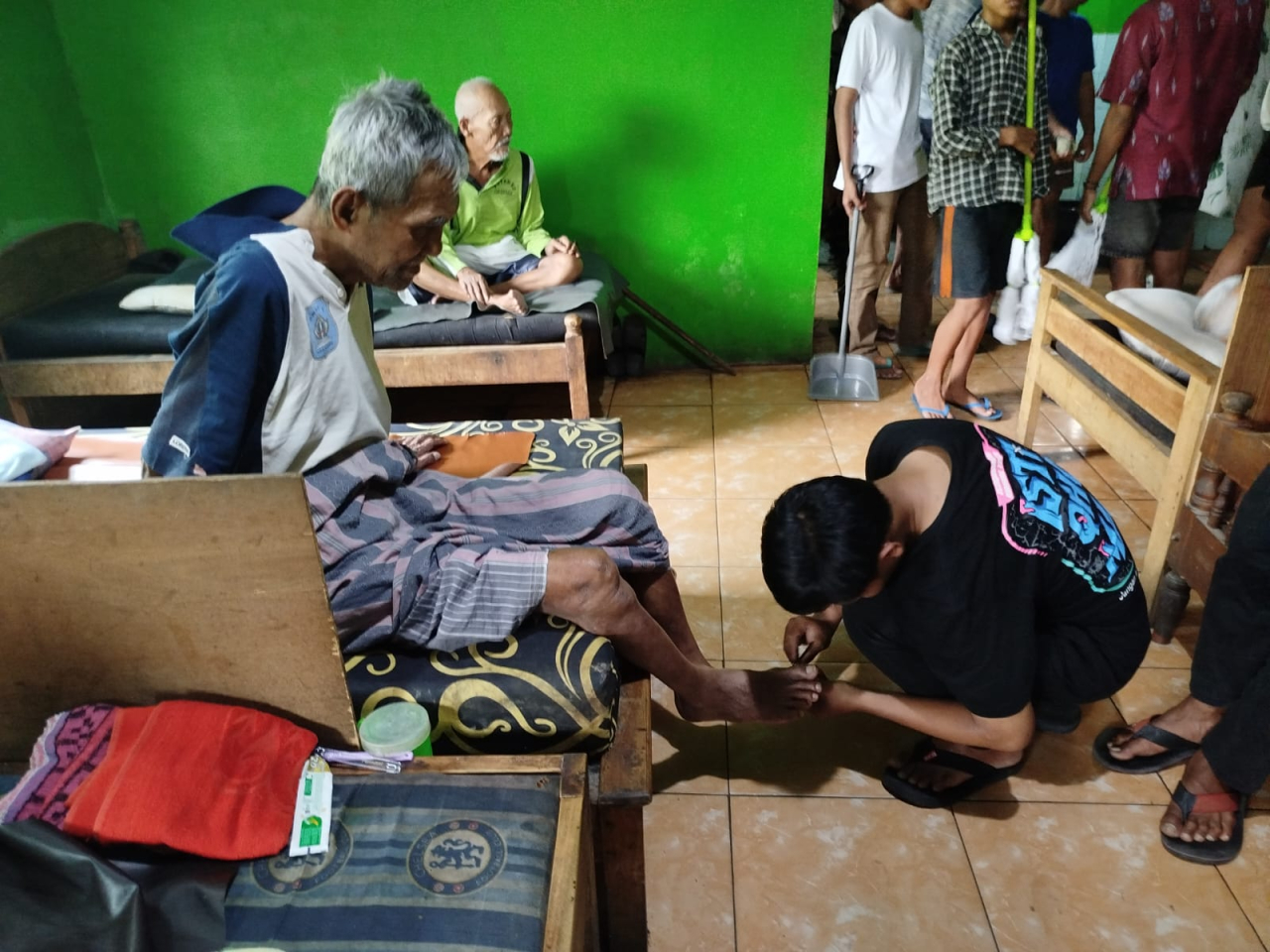 Salah satu anak yang menjalani diversi hukuman tengah melakukan aksi sosial di pondok lansia Baitul Miftahul Jannah. SP/Lestariono
