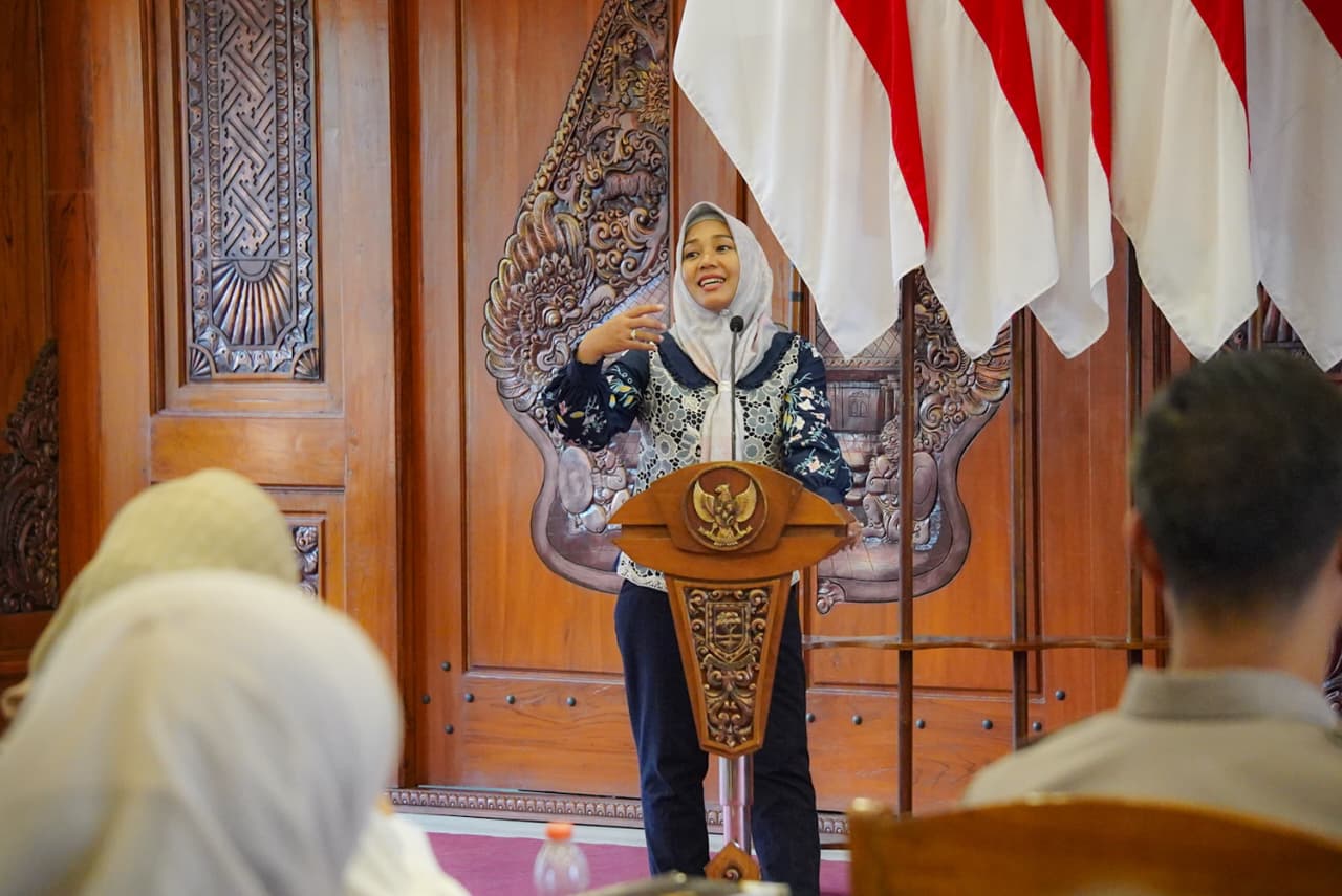 Wali Kota Mojokerto, Ika Puspitasari saat membuka kegiatan Rapat Koordinasi Kelompok Kerja dan Mitra GERMAS Kota Mojokerto Tahun 2025