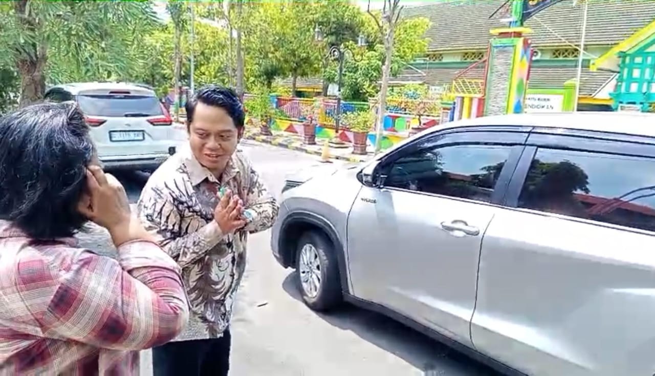 Legal Officer Bank Mandiri, Hananto, menolak memberi keterangan saat dikonfirmasi sejumlah awak media.
