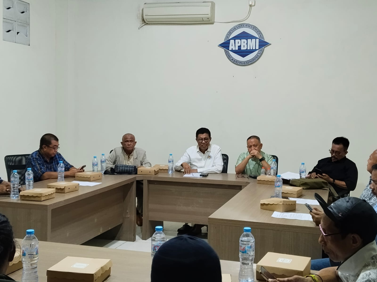 Suasana jumpa pers yang digelar para pengurus Asosiasi Kepelabuhanan dalam menyikapi penangkapan kapal yang memuat barang bukti kasus illegal logging di kawasan Pelabuhan Gresik. SP/M Aidid