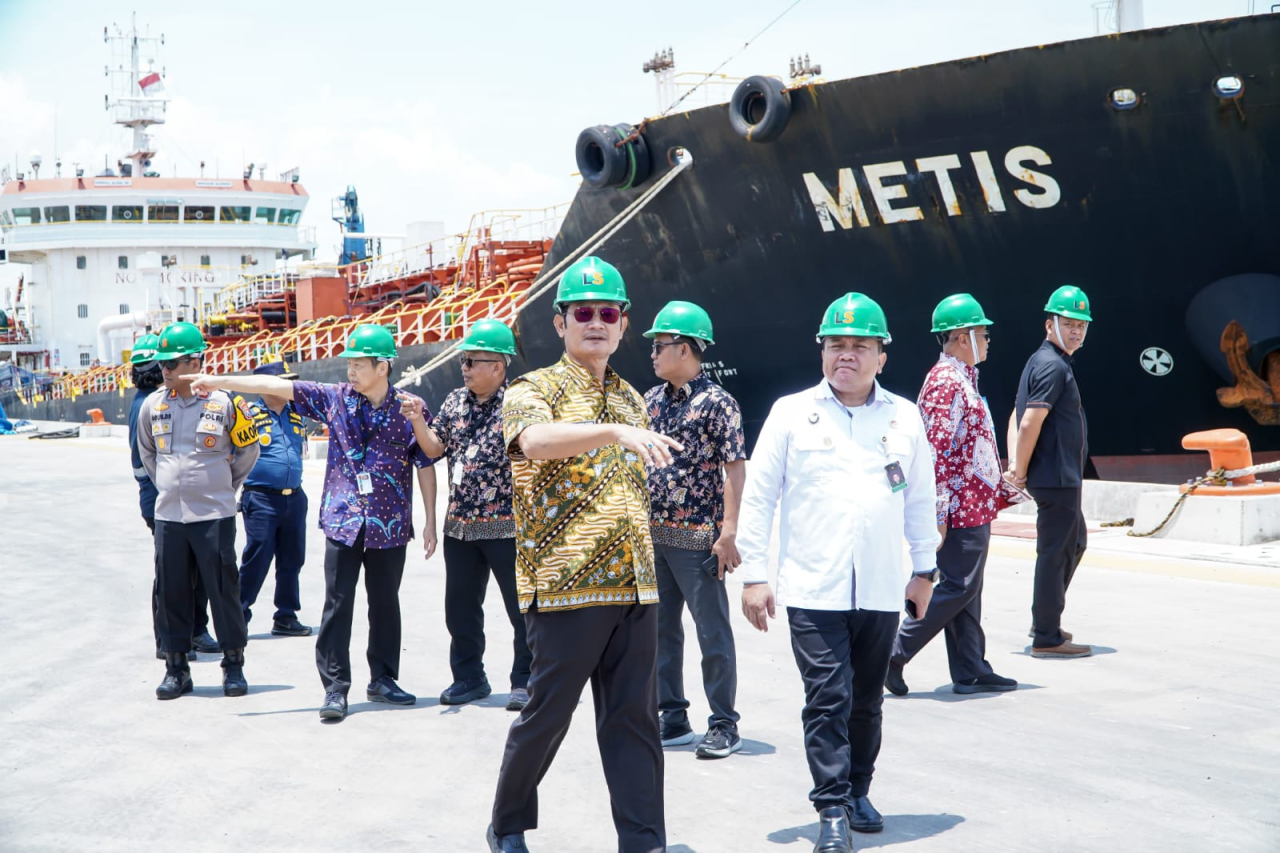 Tim Kementerian Koordinator Bidang Politik dan Keamanan (Kemnkopolkam) saat melihat langsung kelengkapan fisik Pelabuhan Tanjung Pakis di Paciran. SP/IST