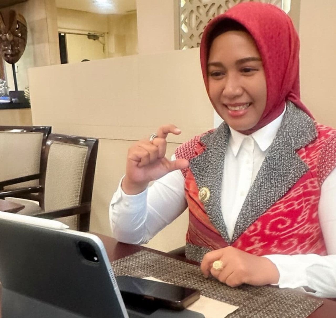 Wali Kota Mojokerto Ika Puspitasari kembali menegaskan komitmen Pemerintah Kota Mojokerto untuk mewujudkan tata kelola pemerintahan yang terbuka, inklusif, transparan, dan berdaya saing.