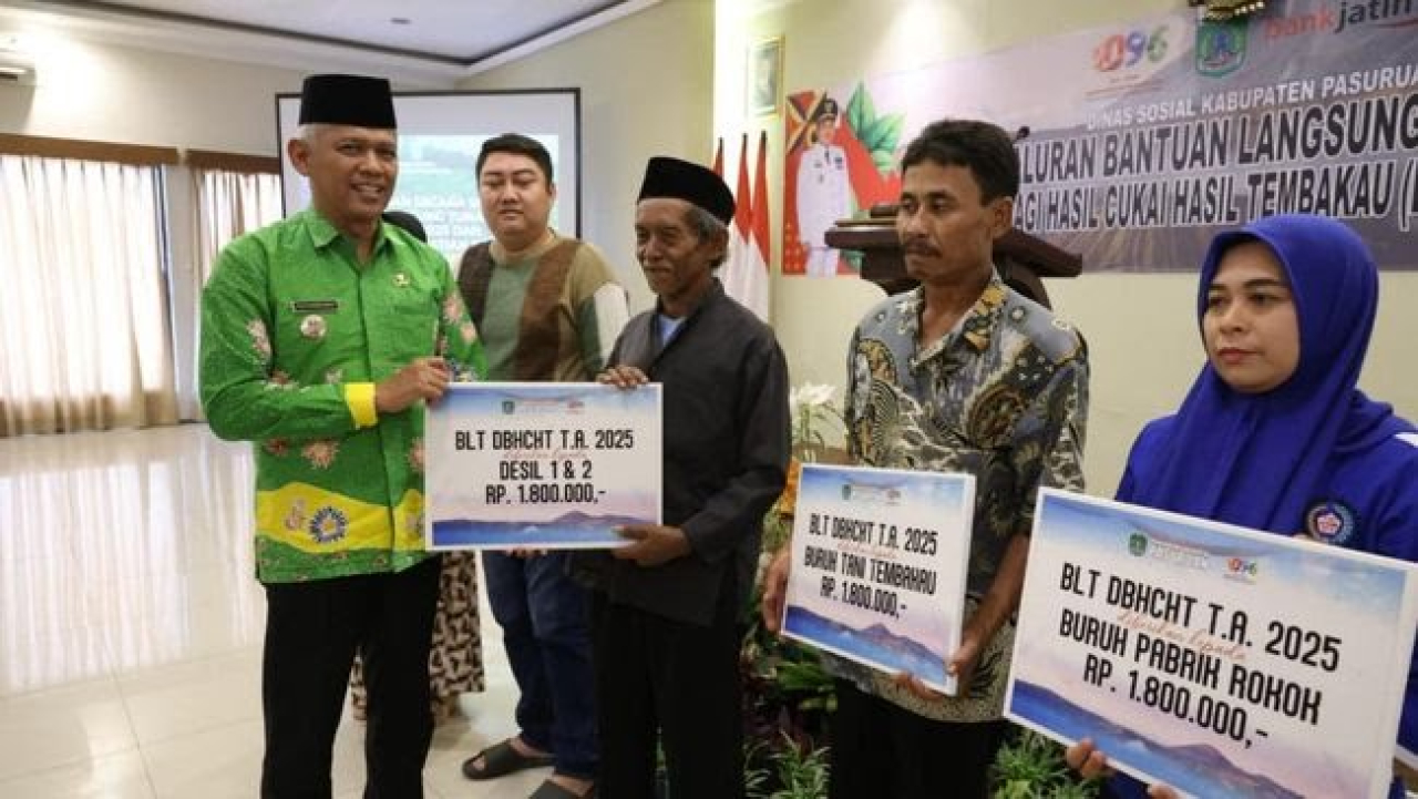 Plt. Kepala Dinas Sosial Kabupaten Pasuruan, Fathurrahman bersama perwakilan keluarga penerima manfaat.