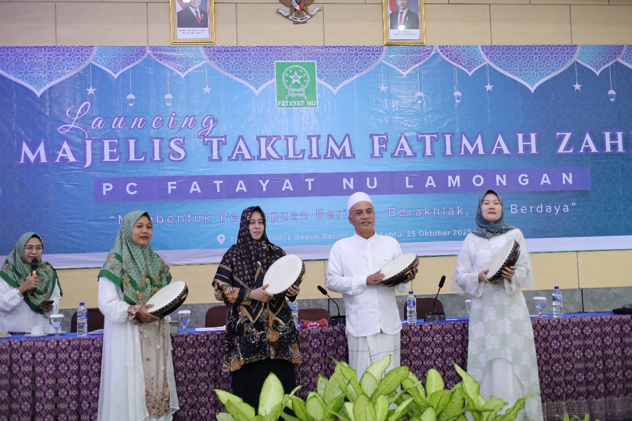 Tabuh bareng-bareng rebana menandai telah dikukuhkannya Majelis Taklim Fatimah Zahra. SP/Dok PC Fatayat