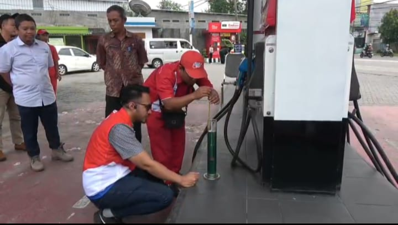 Petugas gabungan Pertamina, Dinas Perindag dan Polres Lamongan saat melakukan sidak ke SPBU. SP/MUHAJIRIN